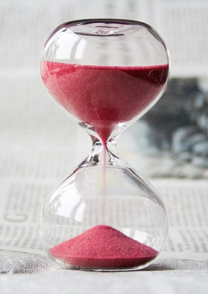 A red sand clock is shown in an image.